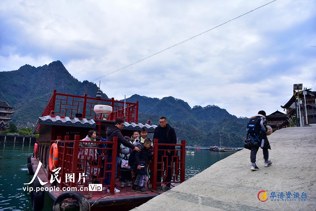 重庆酉阳:学生专用接送班船投用