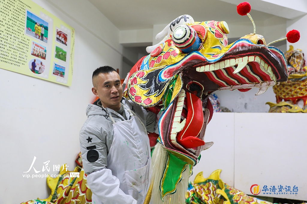 四川泸州：制作非遗彩龙迎龙年