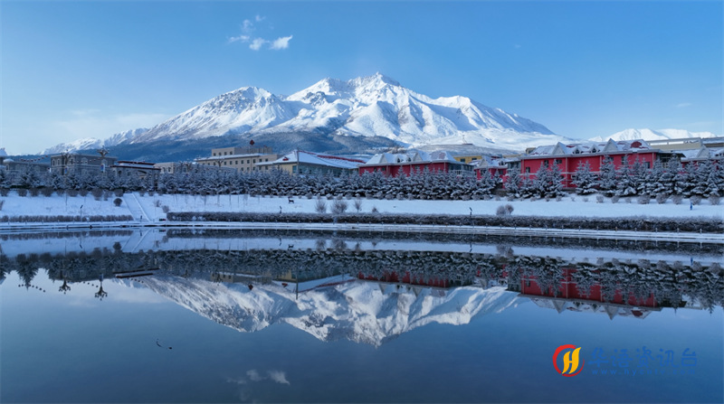 湖面倒映雪山。包雷摄