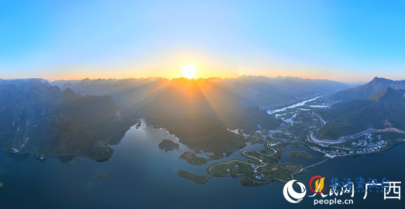 夕阳照耀下的东兰坡豪湖国家湿地公园。人民网 付华周摄