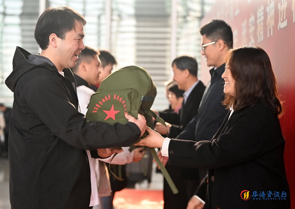 12月4日，高校师生代表在活动现场领取背包。