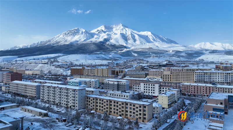 雪山下的村庄。包雷摄
