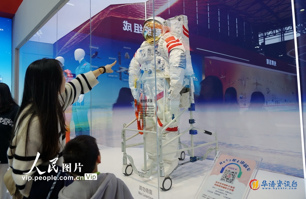 12月29日，观众在展厅参观航天员的舱外服装。