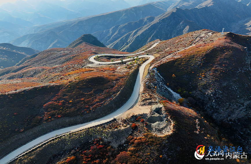 通往井尔梁高山草原的蜿蜒公路就像一条通往仙境的道路。何鑫摄