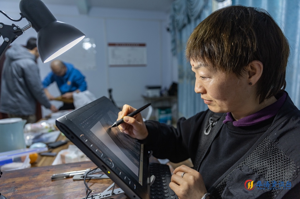 12月5日，在重庆市武隆区，考古工作人员对“关口西汉一号墓”出土的文物进行考古绘图。新华社记者 黄伟 摄