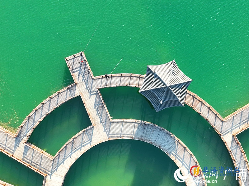 东兰坡豪湖湿地公园廊桥。人民网 付华周摄