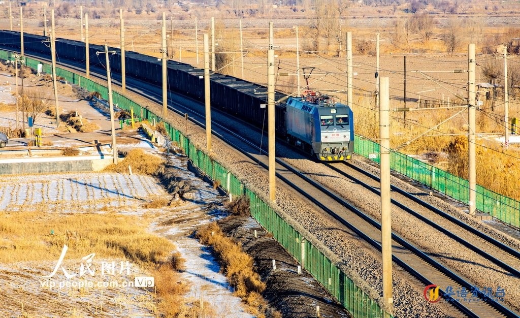 甘肃张掖：加快煤炭运输 确保电暖需求
