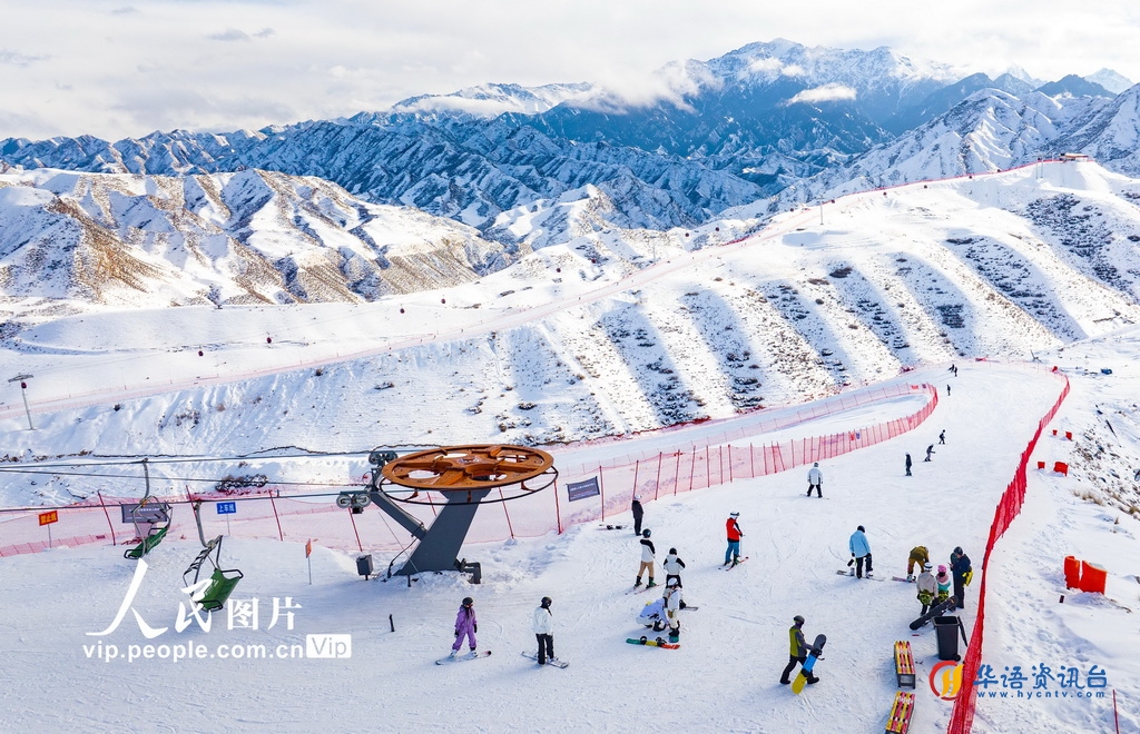 12月29日，新疆昌吉回族自治州阜康市天山天池国际滑雪场，游客在滑雪。