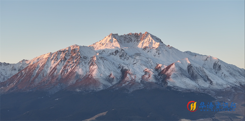 日照金山。包雷摄
