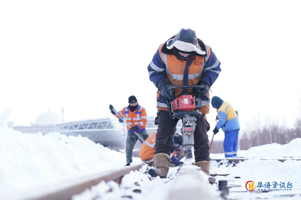 1月23日，在抚远站附近，中国铁路哈尔滨局集团有限公司佳木斯工务段前进镇线路车间抚远工区班组成员进行冬季线路冻害检修作业。新华社记者 王松 摄