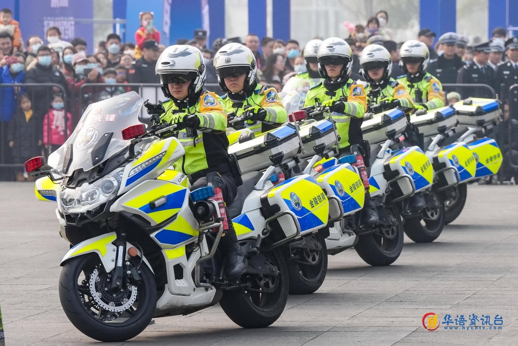 1月6日，南京交警在警营开放周活动现场进行警务技能表演。