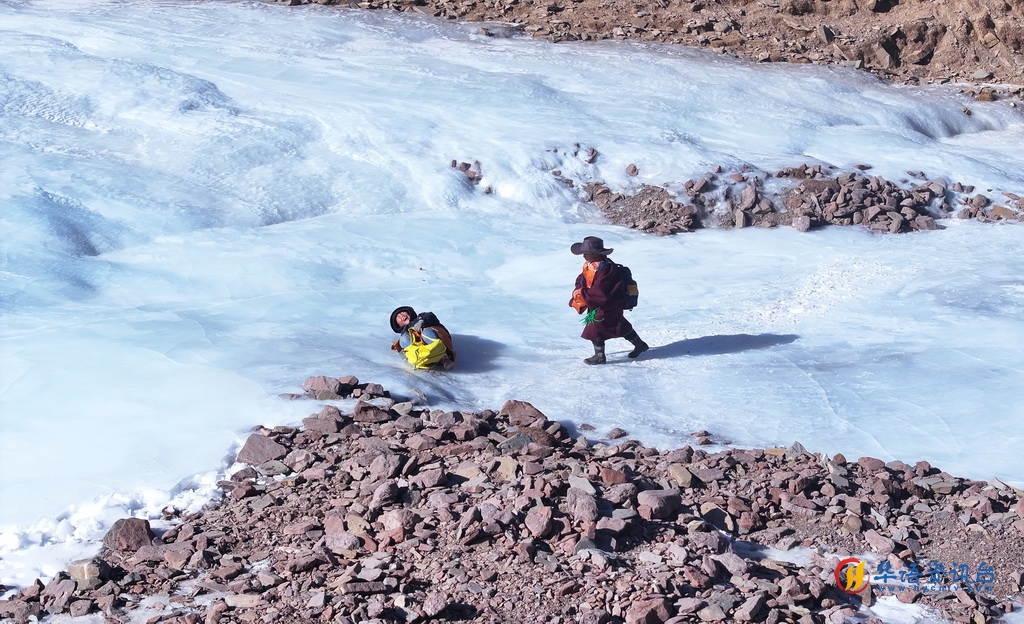 1月13日，青海玉树曲麻莱县巴干乡寄宿制学校学生扎西多杰（右）与伙伴玩耍（无人机照片）。新华社记者 张宏祥 摄