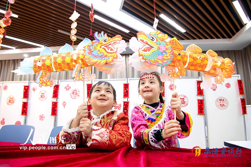 2024年1月29日，在江苏省张家港经开区（杨舍镇）暨阳湖社区，小朋友们展示自己制作的龙形花灯。