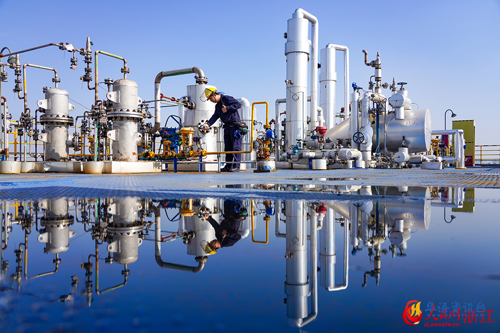 工人在项目现场有条不紊地工作。人民网 章勇涛摄