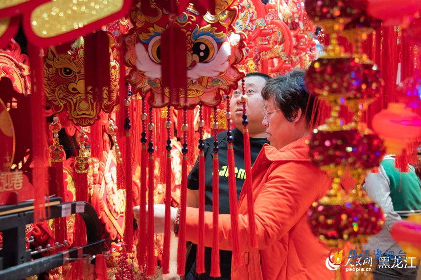 哈尔滨：备年货年味浓 红红火火迎新春
