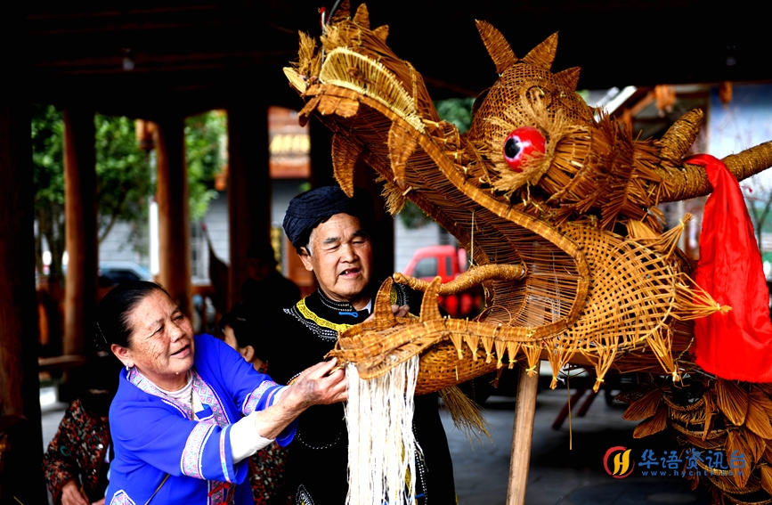 侗族村民在装饰“龙头”