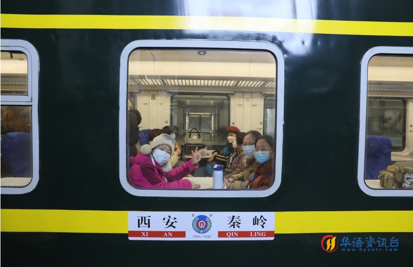 陕西首趟“银发冰雪游”旅游专列开行。吕春辉摄