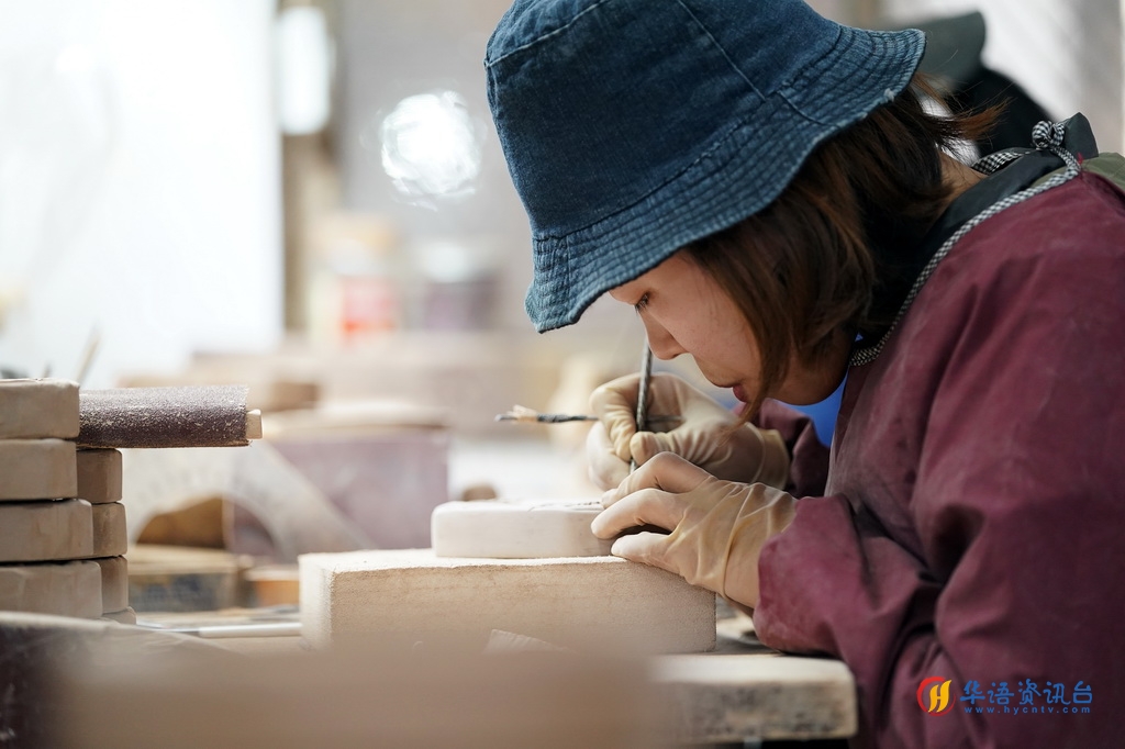  在山西省新绛县光村绛州澄泥砚生产基地，工艺师在砚坯上雕刻图案（2024年1月11日摄）。新华社记者 詹彦 摄