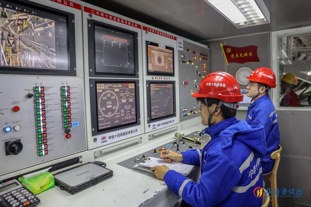 1月6日，工程技术人员在操控盾构机。