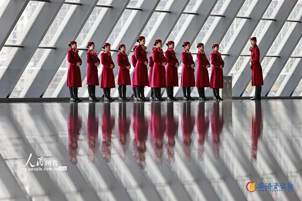 重庆：乘务人员集中进行礼仪培训 保障春运服务质量