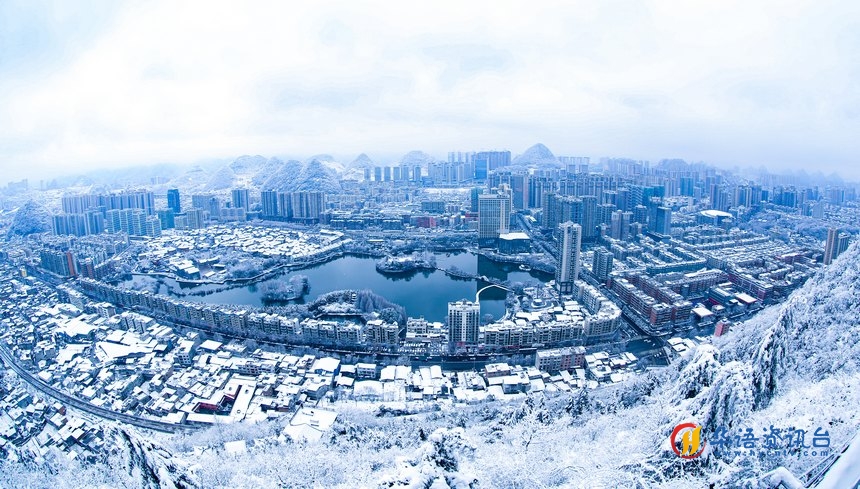 俯瞰六盘水雪景。赵桦摄