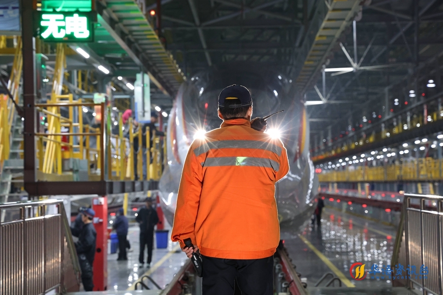 动车组机械师正在对头灯进行确认。 谭文卿摄