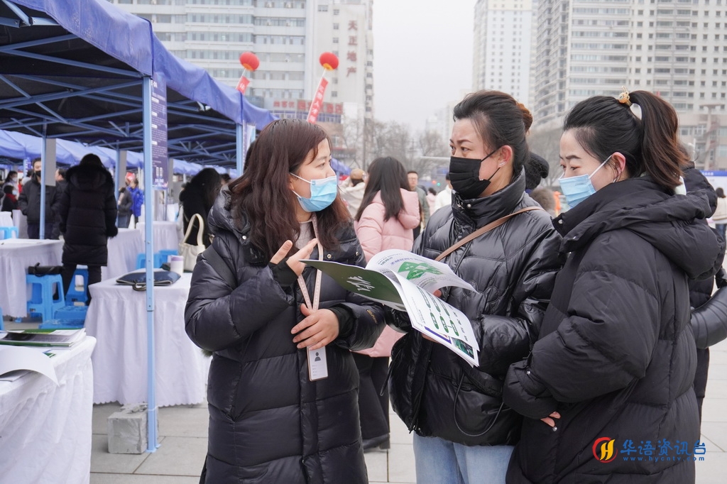 2月28日，求职者在兰州市城关区“就业援助暨春风行动集中日”专项活动上咨询就业岗位。