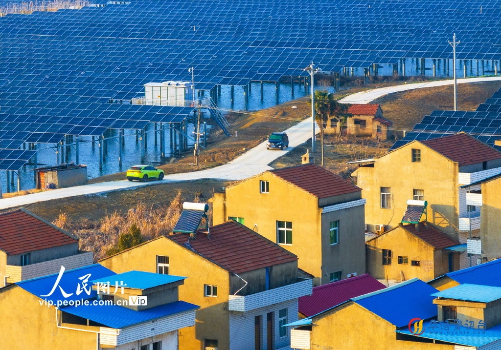 2024年2月16日，湖北省汉川市麻河镇四联村民居与光伏发电板构成的乡村振兴画卷。