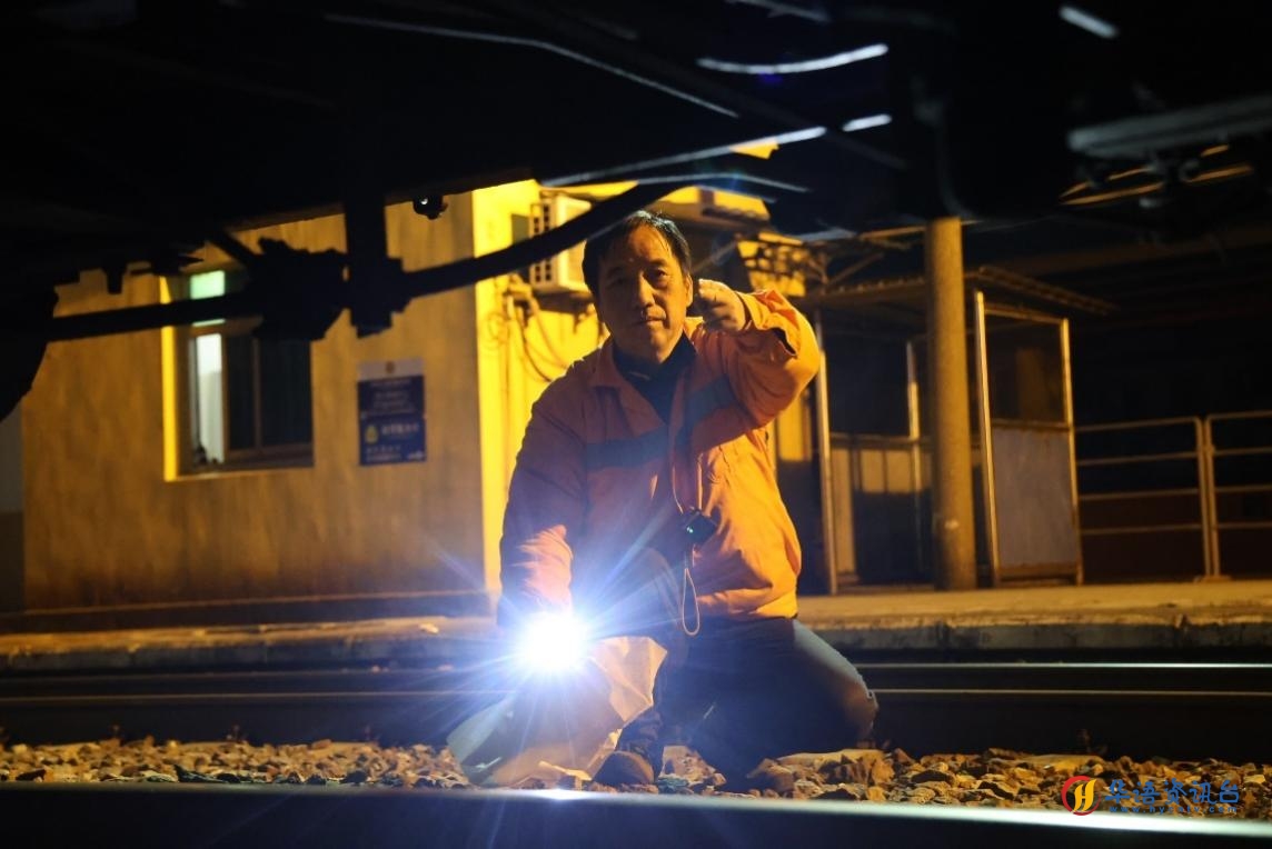 凌晨2点,李金饶正在检查关门车。陆佳骏摄