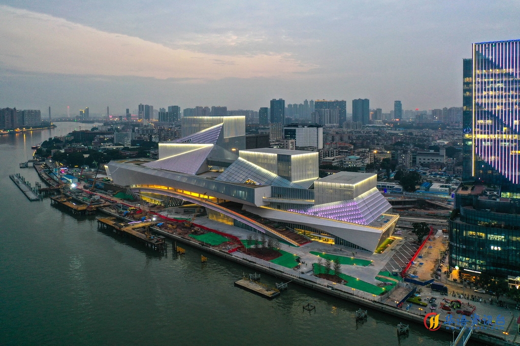 由中建三局承建的白鹅潭大湾区艺术中心进行亮灯测试（1月31日摄，无人机照片）。白鹅潭大湾区艺术中心位于广州珠江白鹅潭，该项目集广东美术馆、广东非物质文化遗产展示中心、广东文学馆“三馆合一”，目前已进入室内装修工程收尾阶段。