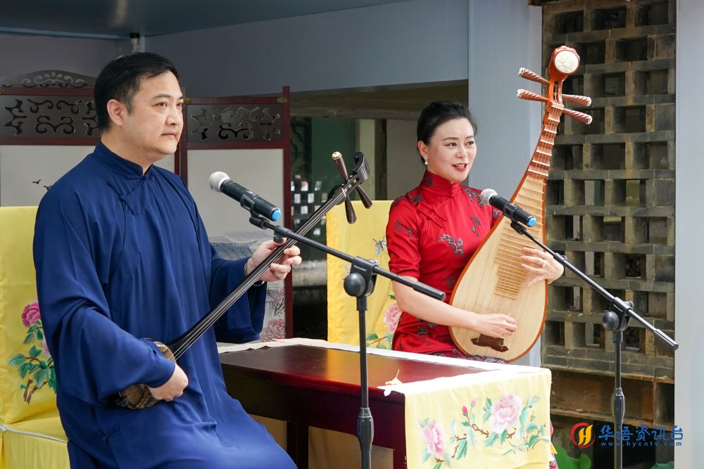 评弹艺人在苏州平江路上的一家评弹店内进行表演(2023年7月7日摄)。新华社记者 李博 摄