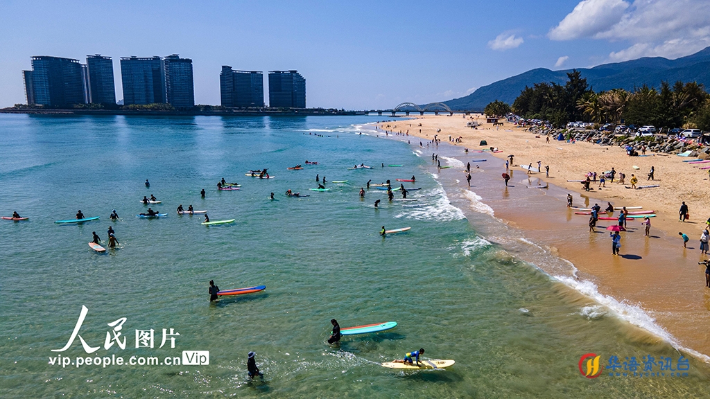 海南万宁：新春时节冲浪欢