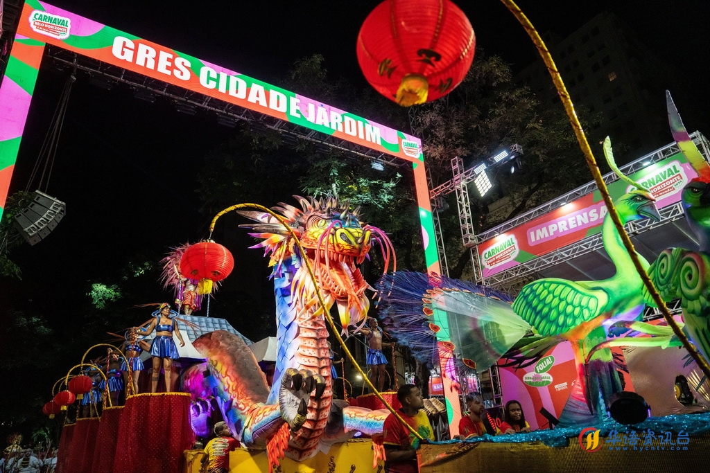 这是2月14日凌晨在巴西贝洛奥里藏特拍摄的“城市花园”舞校的花车。