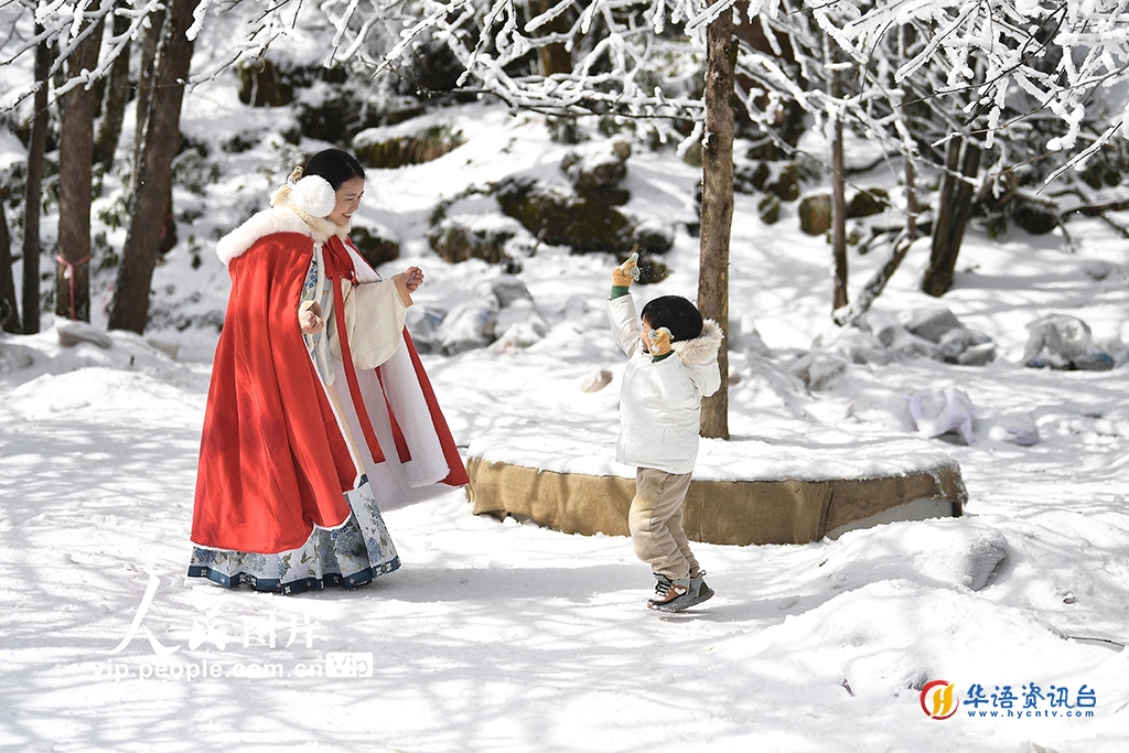 湖南张家界：天门山银装素裹景如画