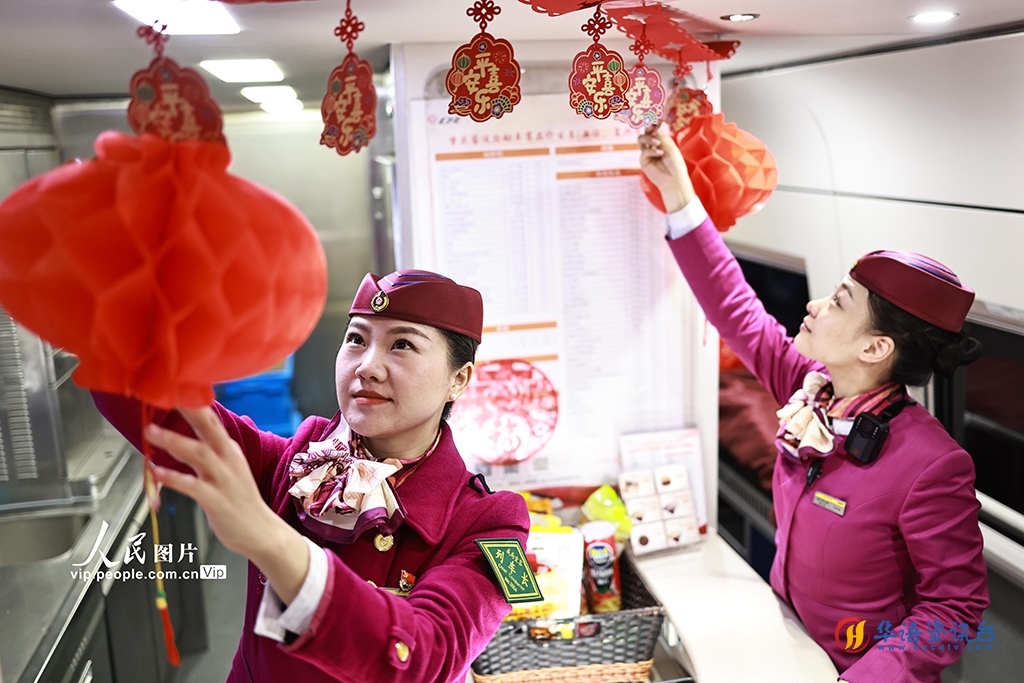 重庆:高铁列车长守护旅客春运回乡路