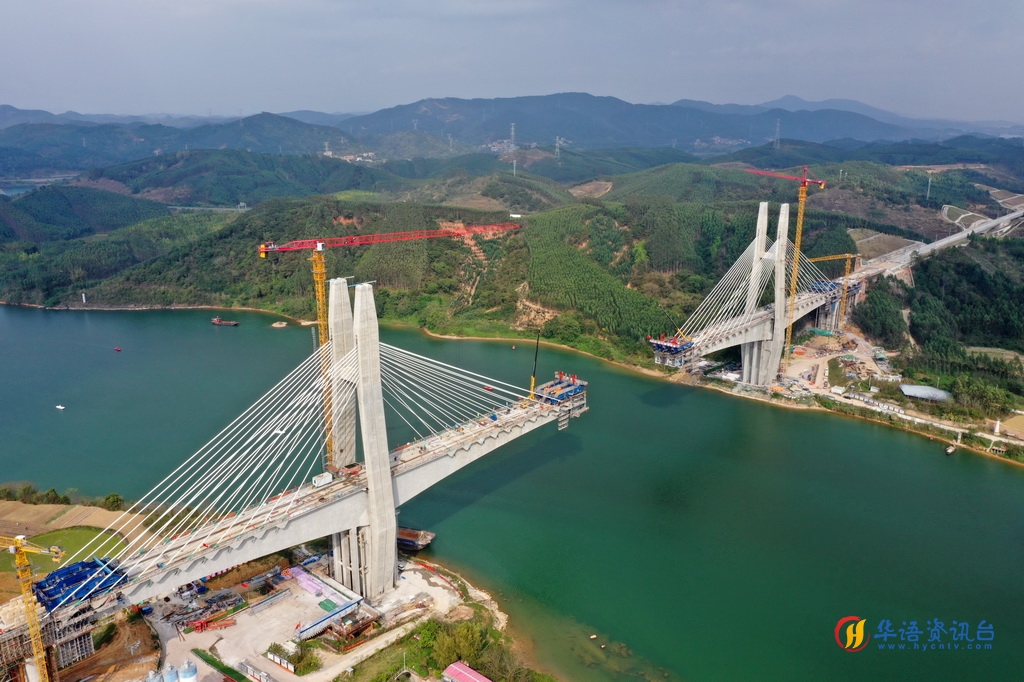 2月21日拍摄的南深高铁南玉段六律邕江特大桥建设现场（无人机照片）。