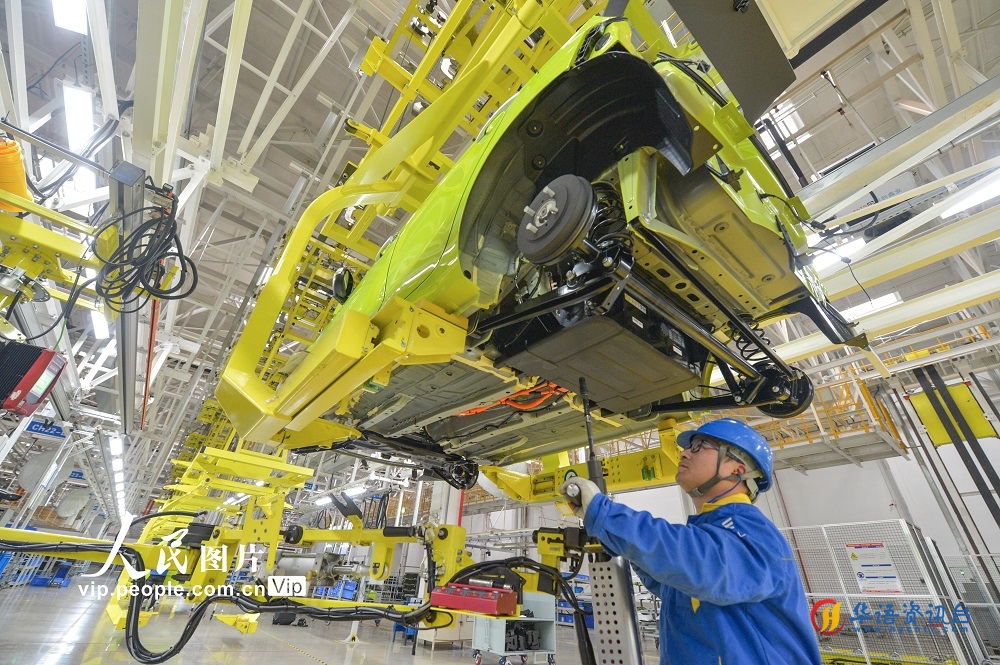 2024年2月27日，在江西江铃集团新能源汽车有限公司总装车间生产线上，工人正在加紧生产赶订单。