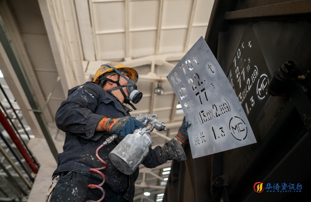 2月1日，张树红在给检修台位上的一列货车涂打标识。