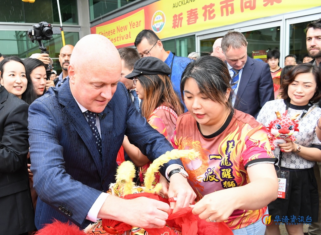 2月3日，新西兰总理拉克森（前左）参加在奥克兰举行的“新春花市同乐日”活动，与数千名当地华人共迎龙年新春。这是拉克森去年11月就任总理以来首次参加当地华人社区大型活动。新华社记者 郭磊 摄