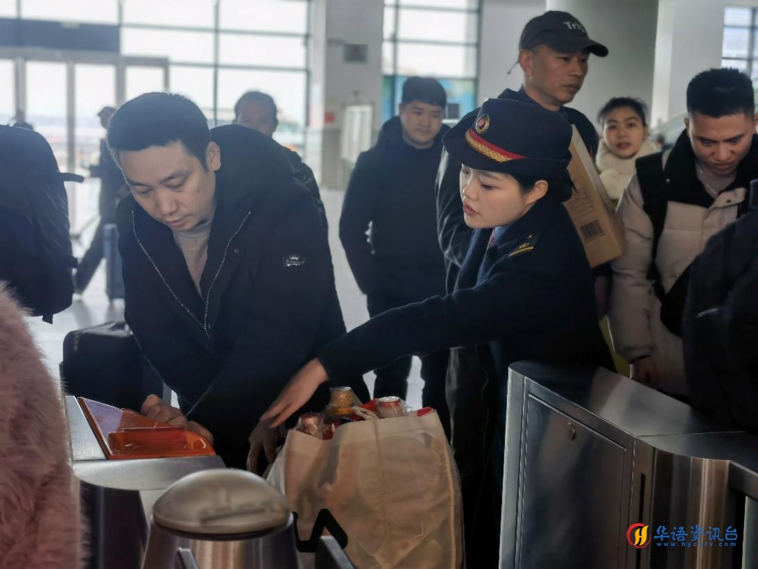 客运值班员段婷正在引导旅客有序检票进站。曾渝湘摄