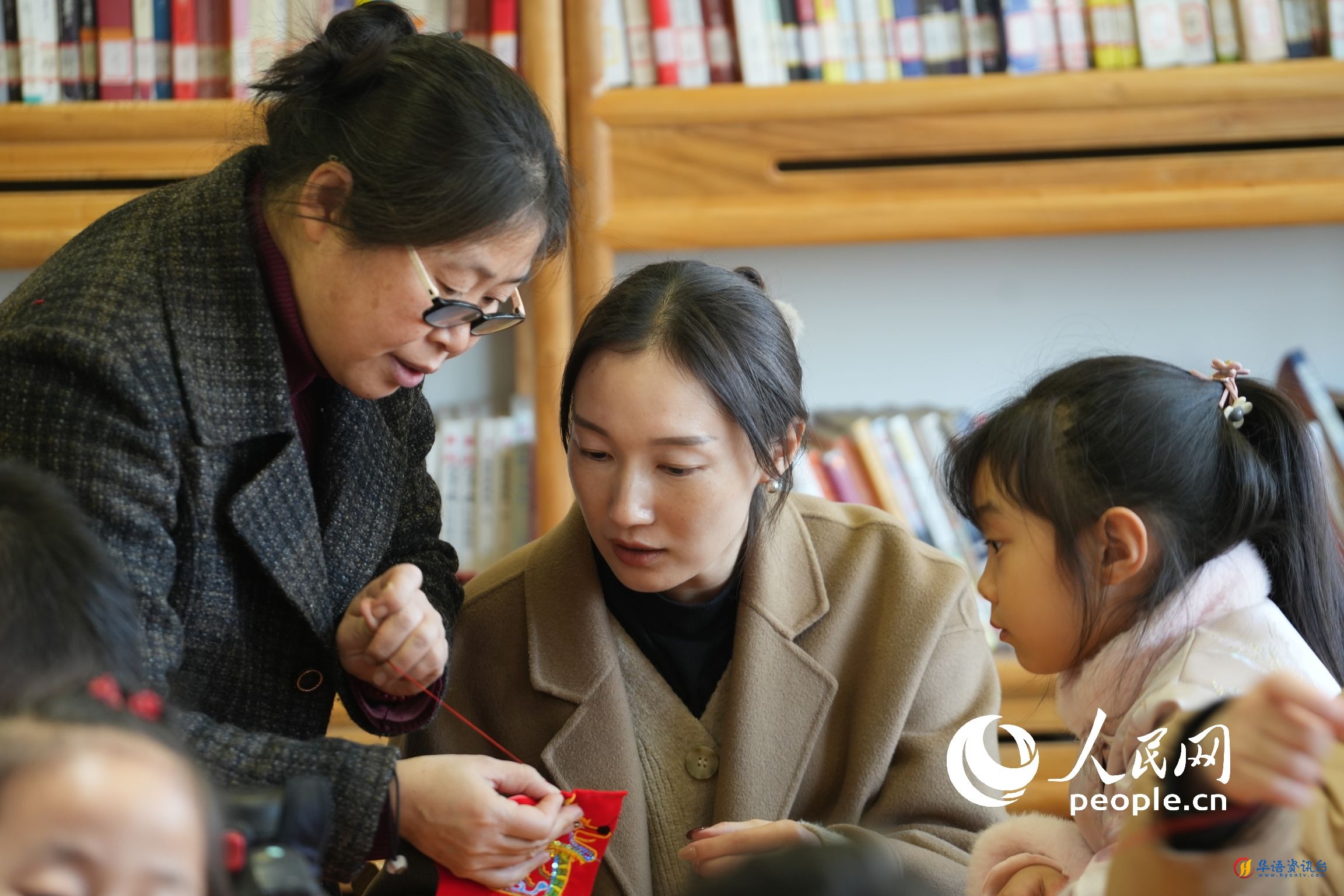 老师讲授香包制作方法。人民网记者 王天乐摄