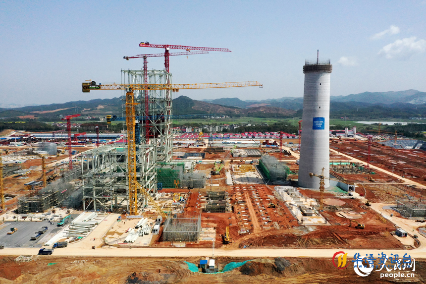 江西省宜春市上高县的江西赣能上高2×1000MW清洁煤电项目建设现场。 人民网记者 时雨摄