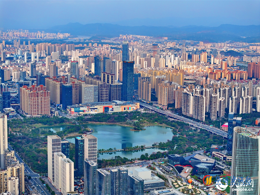 赣州市中心城区高楼大厦、公园湿地和青山绿水相互映衬、相得益彰，一幅现代化山水城市风光画卷映入眼帘。人民网 朱海鹏摄