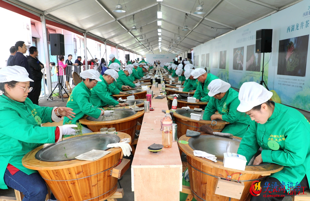 3月29日，2024年西湖区西湖龙井茶炒茶王大赛举行。人民网 方彭依梦摄