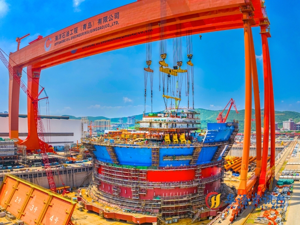 “海葵一号”通过双龙门吊进行总装。侯宪鹏摄
