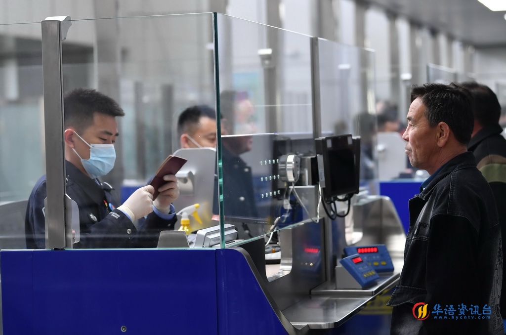 霍尔果斯出入境边防检查站民警在为游客办理合作中心入园证件（4月18日摄）。新华社记者 赵戈 摄