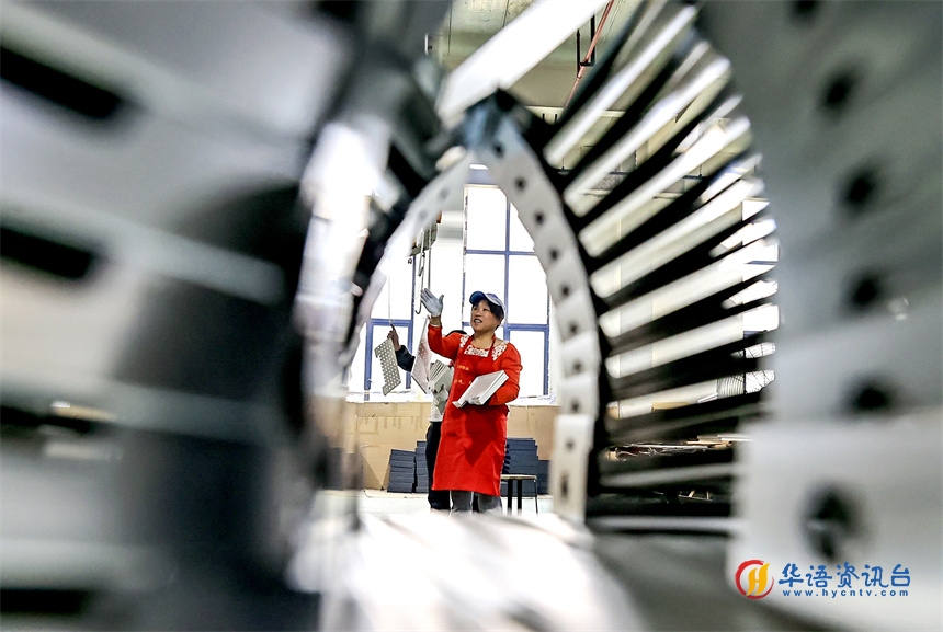 在湖口县一家金属制品加工厂里，工人正在生产线上忙碌。吴江摄