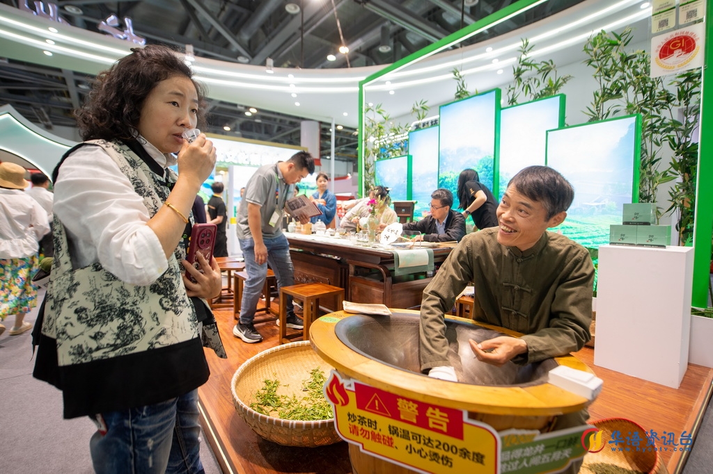 5月17日，观众在第六届中国国际茶叶博览会上品尝现场炒制的龙井茶。