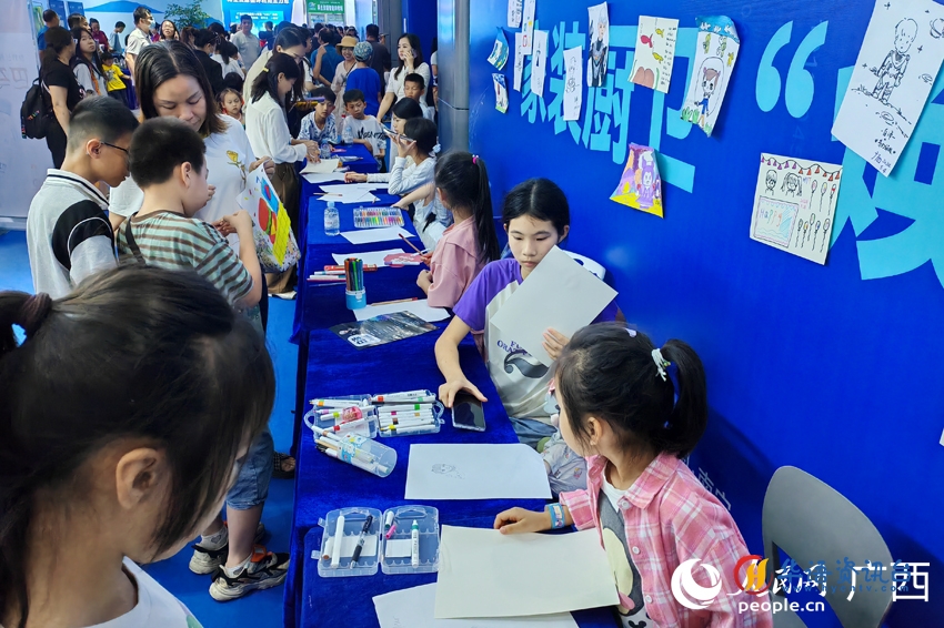 小朋友们正在画画。人民网记者 朱晓玲摄