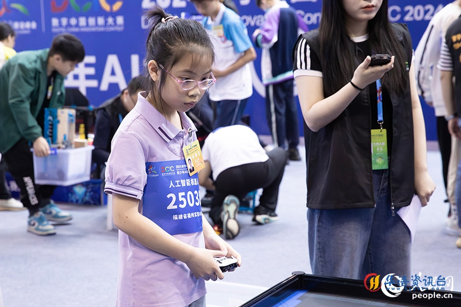 07小选手们正在进行比赛。人民网记者-焦艳摄